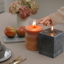 Oranžinė bekvapė žvakė Oranžinė bekvapė žvakė