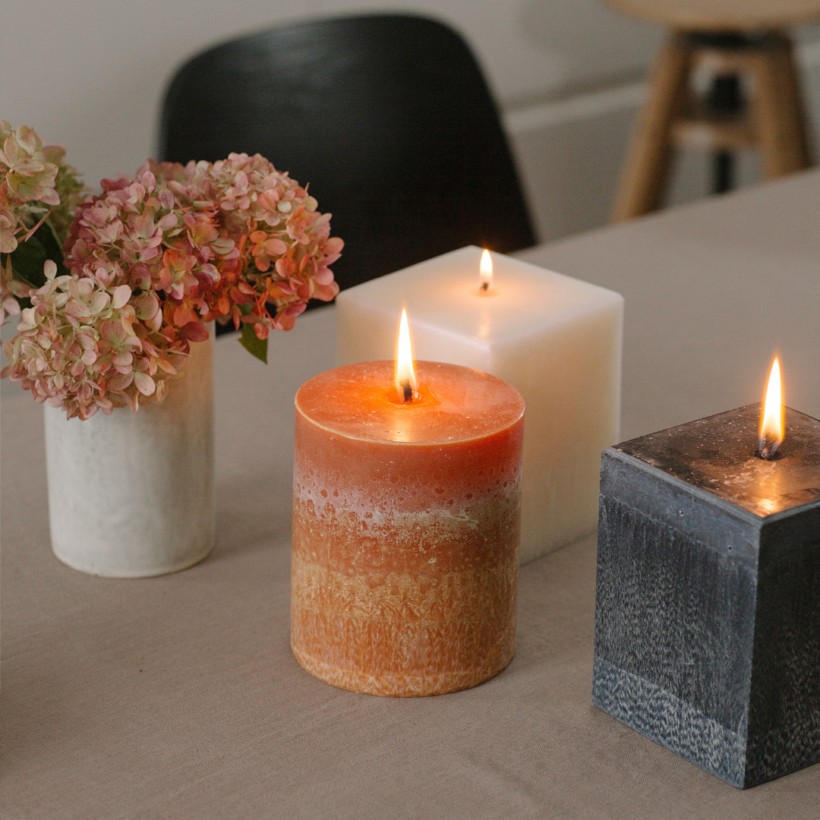 Oranžinė bekvapė žvakė Oranžinė bekvapė žvakė