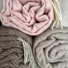 Šviesiai rožinis merino vilnos ir kašmyro pledas Šviesiai rožinis merino vilnos ir kašmyro pledas