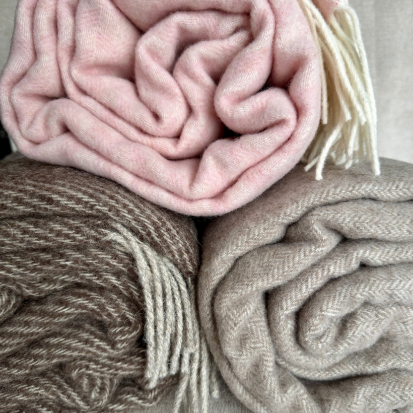 Šviesiai rožinis merino vilnos ir kašmyro pledas Šviesiai rožinis merino vilnos ir kašmyro pledas