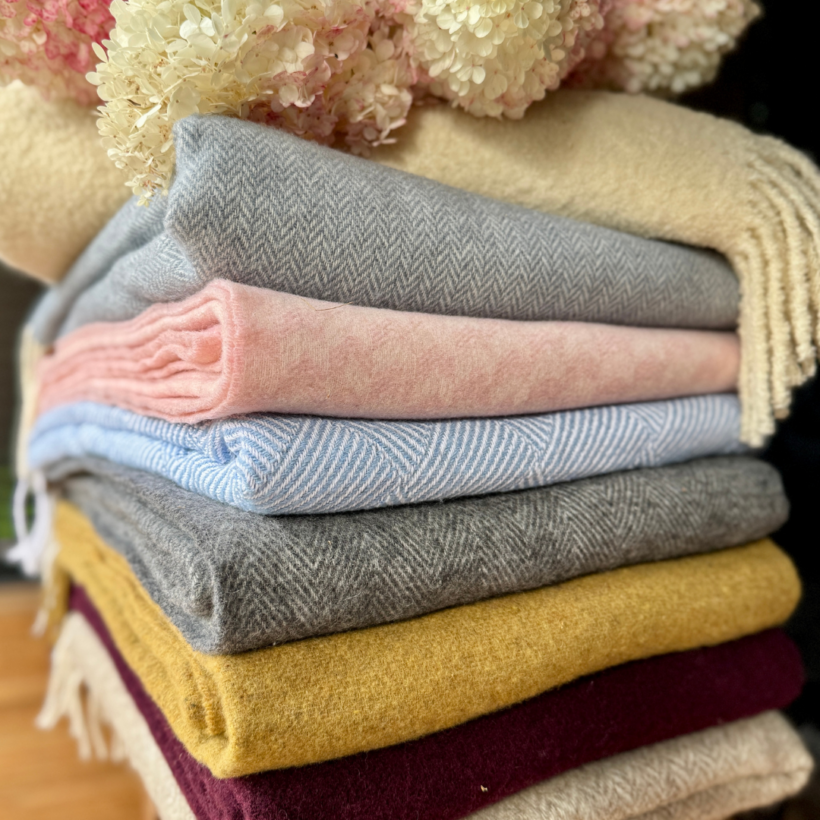 Šviesiai rožinis merino vilnos ir kašmyro pledas Šviesiai rožinis merino vilnos ir kašmyro pledas
